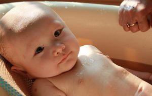 como bañar a un bebe recien nacido con cordon umbilical